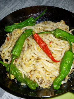 鉄パンで炒り卵+ししとうの焼きうどん-レシピのメイン写真