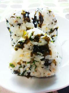 わかめの佃煮と紫蘇のおにぎりワサビ風味♪-レシピのメイン写真