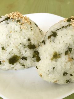 ☆茎わかめ 梅 おにぎり-レシピのメイン写真