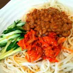 รูปของ キムチ納豆ざるうどん。タレは『ジャン』