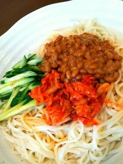 キムチ納豆ざるうどん。タレは『ジャン』-レシピのメイン写真