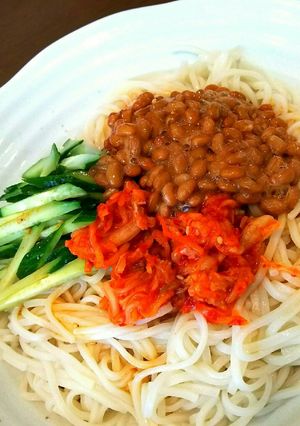 キムチ納豆ざるうどん。タレは『ジャン』-レシピのメイン写真