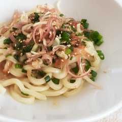 รูปของ 梅風味の胡麻だれうどん