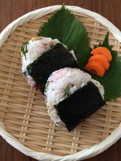 夏を感じる☆ミョウガと梅と大葉のおにぎり-レシピのメイン写真