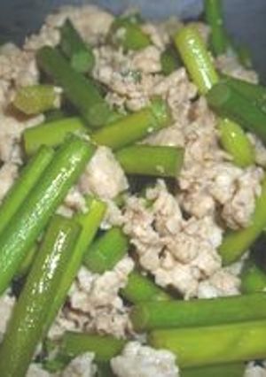 鶏ひき肉とにんにくの芽のバター醤油炒め-レシピのメイン写真