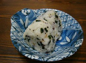 麺のお供に♪しそわかめおにぎり-レシピのメイン写真