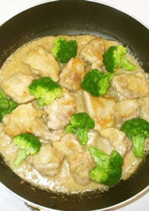 鶏もも肉とブロッコリーの練りゴマ煮-レシピのメイン写真