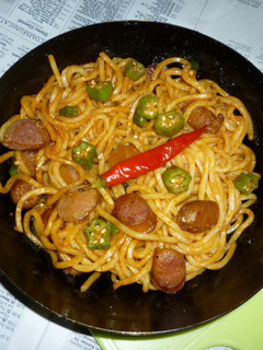 鉄パンでオクラ+ウィンナー甘辛焼きうどん-レシピのメイン写真
