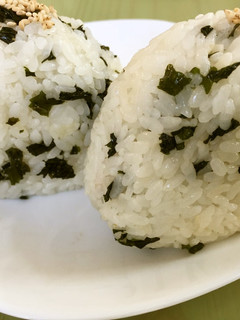 ☆醤油が香る 梅 わかめ おにぎり-レシピのメイン写真