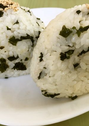 ☆醤油が香る 梅 わかめ おにぎり-レシピのメイン写真