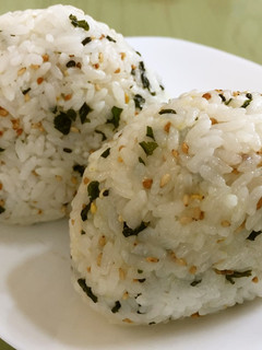 ☆焙煎そば 梅 わかめ おにぎり-レシピのメイン写真