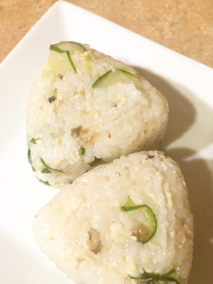 サバ缶とキュウリの混ぜ寿司おにぎり-レシピのメイン写真