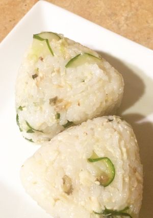 サバ缶とキュウリの混ぜ寿司おにぎり-レシピのメイン写真