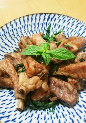 タイ家庭料理＊スペアリブとバジルの炒め煮-レシピのメイン写真