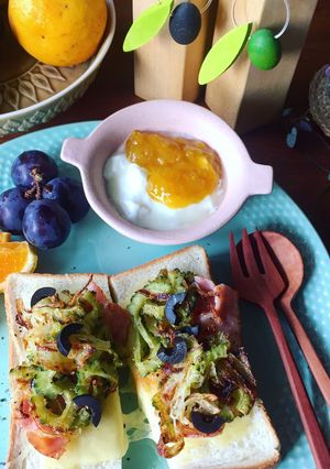 ゴーヤチップス＆ベーコンのチーズトースト-レシピのメイン写真