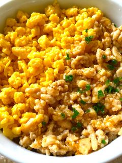 生姜風味の鶏そぼろ*炒り卵の二色丼-レシピのメイン写真