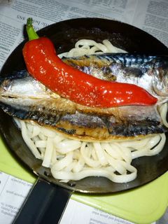 鉄パンで豪快に鯖の開きの焼きうどん-レシピのメイン写真