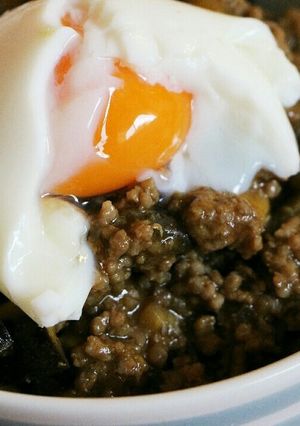 簡単！レンジで♪茄子のそぼろ温玉のっけ丼-レシピのメイン写真