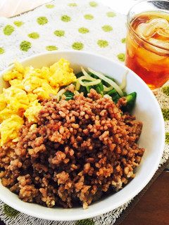 緑はピーマン☆簡単三色丼(・ω・)-レシピのメイン写真