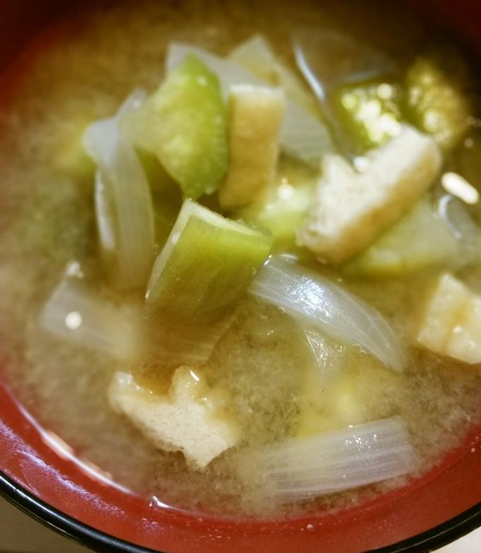 緑の茄子と♪玉葱♪薄揚げのお味噌汁♪ by 水玉♪金魚 【クックパッド