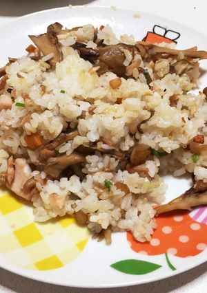秋の香りただよう 舞茸・鮭チャーハン-レシピのメイン写真