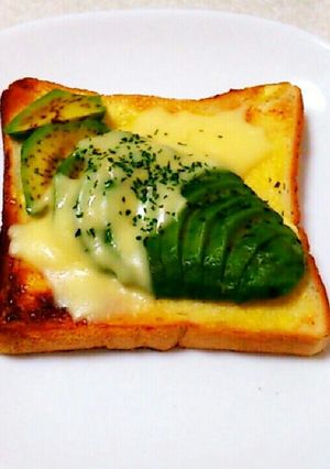 簡単！チーズがとろ〜りアボカドトースト-レシピのメイン写真