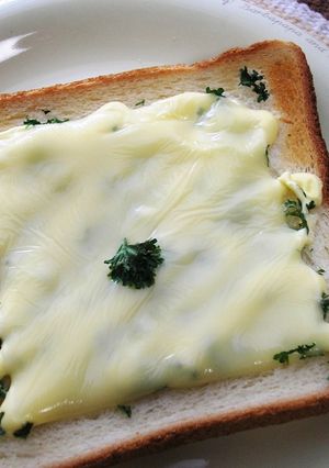 パセリたっぷり♪マヨチーズトースト-レシピのメイン写真