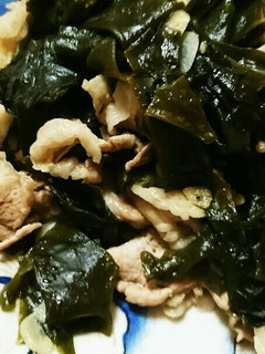 豚こま肉とわかめのにんにくラー油炒め-レシピのメイン写真