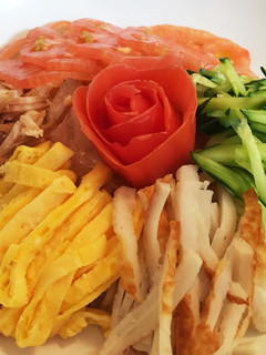 冷やし中華を「薔薇」で華麗に!-レシピのメイン写真