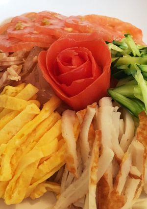 冷やし中華を「薔薇」で華麗に！-レシピのメイン写真