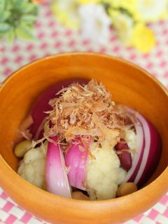 カリフラワーと赤玉ねぎのカツオ風味サラダ-レシピのメイン写真