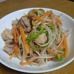 A picture of 鶏肉ともやしのエスニック炒め.