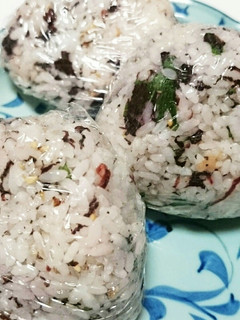 青しそ&梅干し赤じそ&おかか簡単おにぎり-レシピのメイン写真