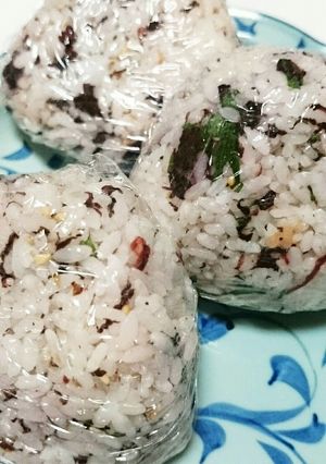 青しそ＆梅干し赤じそ＆おかか簡単おにぎり-レシピのメイン写真