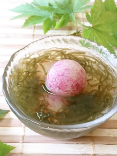 ひんやり♪もずく酢に冷凍ぶどう-レシピのメイン写真