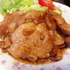 A picture of 豚ロース薄切り肉のガーリックソテー.