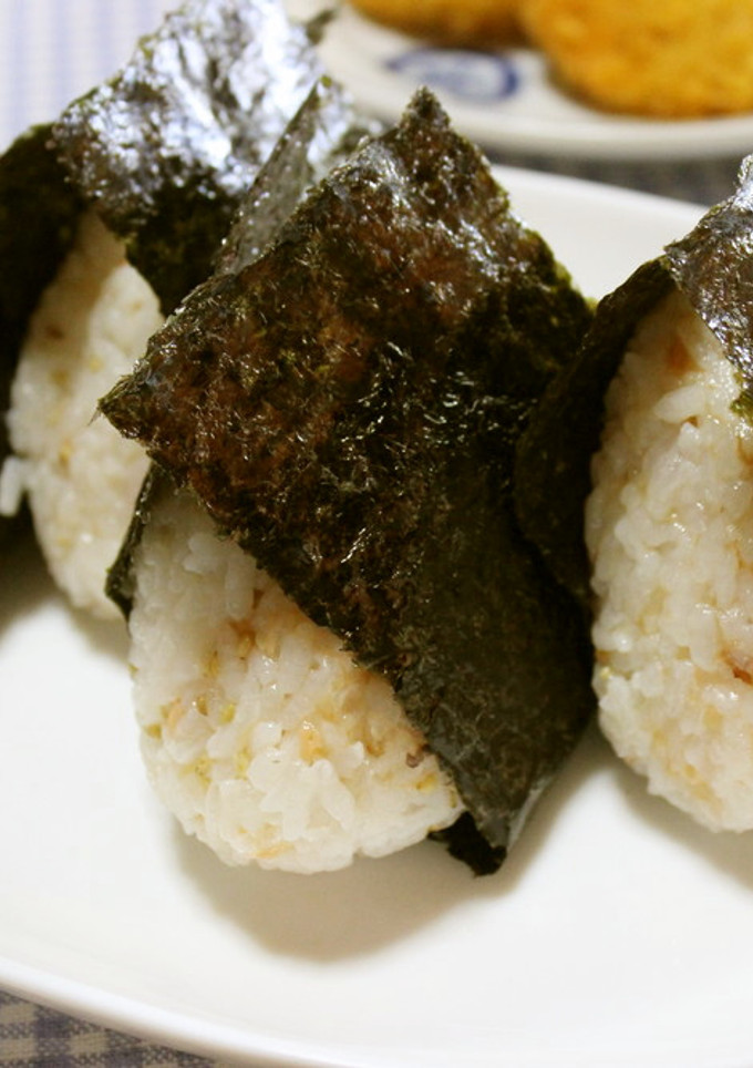 オイル✩おにぎり✩焼鮭と梅干とごま油-レシピのメイン写真