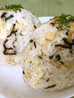 ☆厚切りポテトチップ 塩昆布 梅おにぎり-レシピのメイン写真