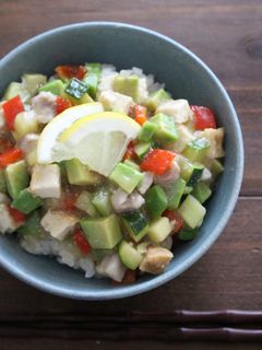 まだ青いアボカドと豆腐のエスニック風丼-レシピのメイン写真
