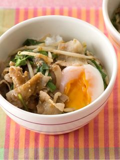 豚ともやしのスタミナ炒め丼 温泉卵のせ-レシピのメイン写真