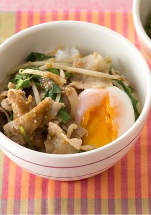 豚ともやしのスタミナ炒め丼 温泉卵のせ-レシピのメイン写真