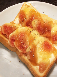 黒胡椒いちじくチーズはちみつトースト-レシピのメイン写真