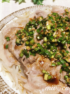 ニラ香味だれで♪豚肉ともやしのレンジ蒸し-レシピのメイン写真