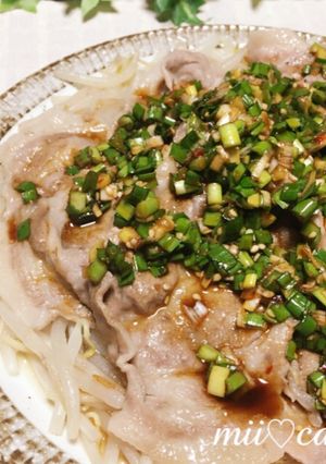 ニラ香味だれで♪豚肉ともやしのレンジ蒸し-レシピのメイン写真