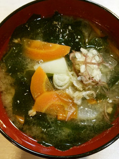 残り物野菜と*生わかめのお味噌汁*-レシピのメイン写真