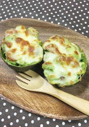 ウインナー&トマト入り♬アボカドグラタン-レシピのメイン写真