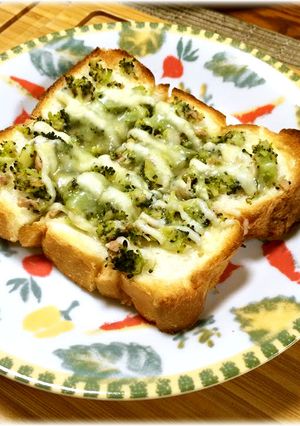 私の朝はブロッコリートーストから始まる♪-レシピのメイン写真
