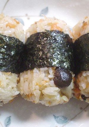 簡単！しめじと鮭のチャーハンおむすび♪-レシピのメイン写真