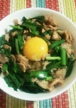 材料3つで超簡単！豚バラにらのスタミナ丼-レシピのメイン写真