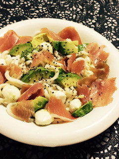 アボカドと生ハムモッツァの冷やしうどん-レシピのメイン写真